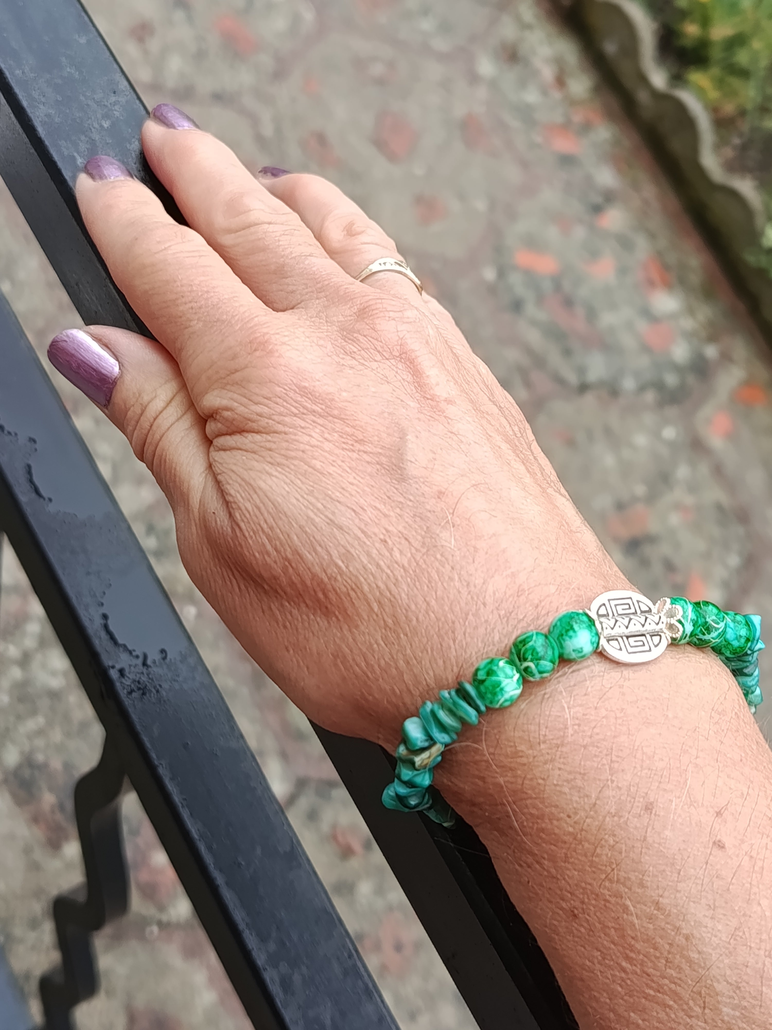 Bracelet pierre verte et emblème doré